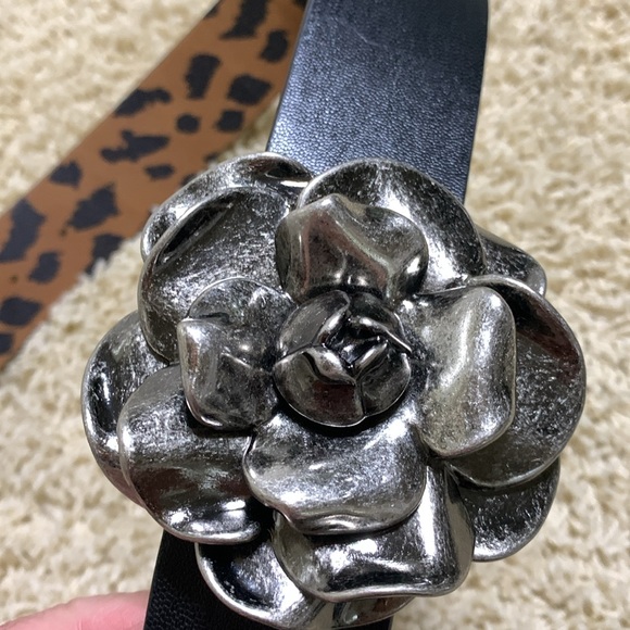 BETSEY JOHNSON BLACK SILVER HEAVY ROSETTE BUCKLE BELT LEOPARD INSIDE BELT SZ S - Picture 4 of 14